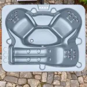 Rechteckiges Badefass mit Liege und integrierter Ofen