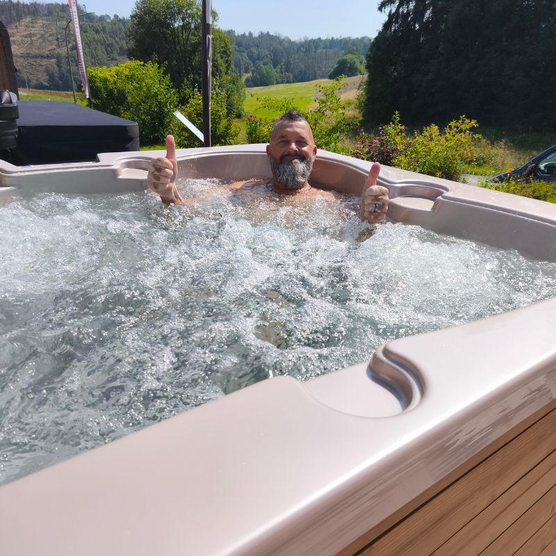 Rechteckiges Badefass mit Liege und integrierter Ofen