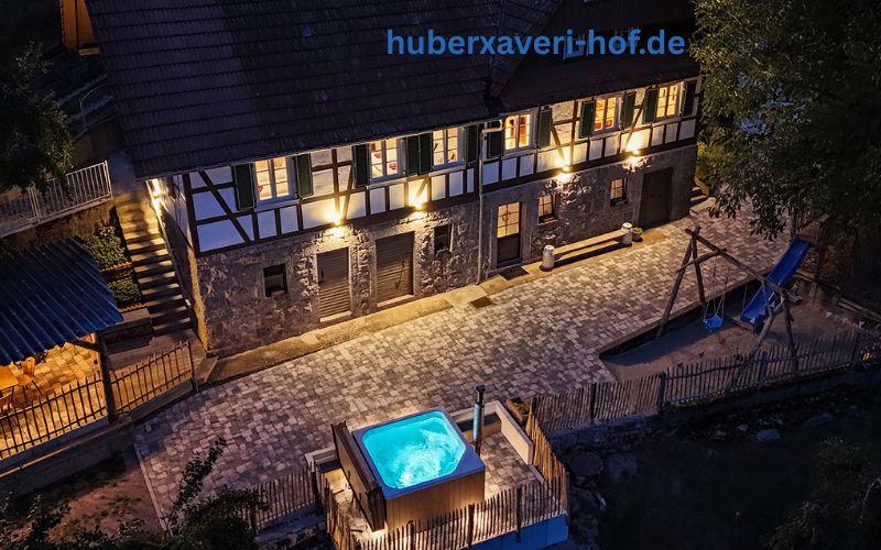 Quadratisches Badefass im Schwarzwald – Exklusives Wellness-Erlebnis am Huber-Xaveri-Hof in Ottenhöfen