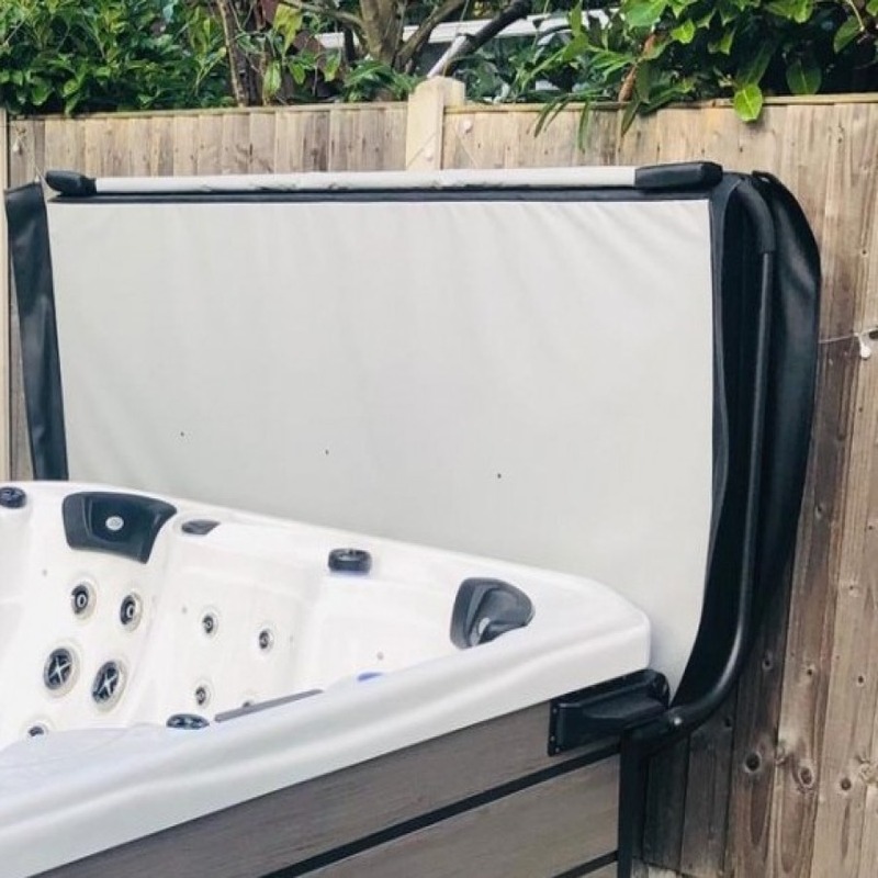 Whirlpool Coverlifter seitlich montiert und geöffnet