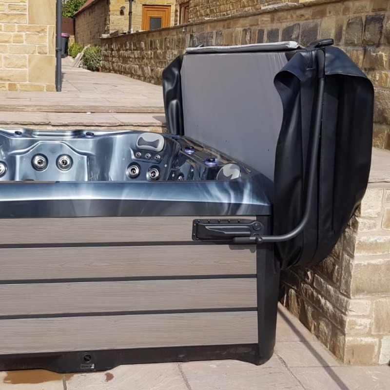 Coverlifter seitlich am Whirlpool verschraubt