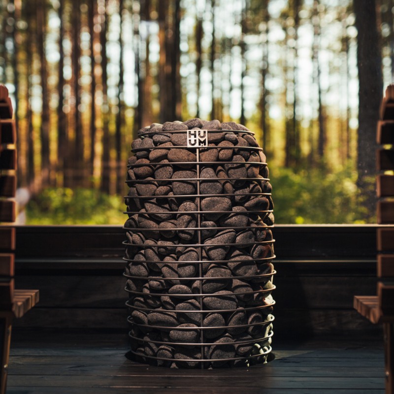 HUUM HIVE Mini Saunaofen in einer Sauna mit Waldblick