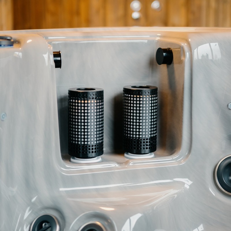 Zwei PureFlow Longlife Whirlpoolfilter in einer Whirlpool Filteraufnahme